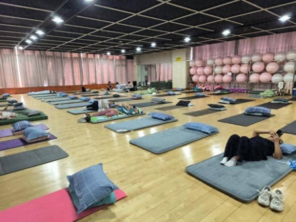 贵海国际 大学为新生家长提供校内免费过夜场所：有空调能洗澡，提供日用品，被子枕头用完能带走