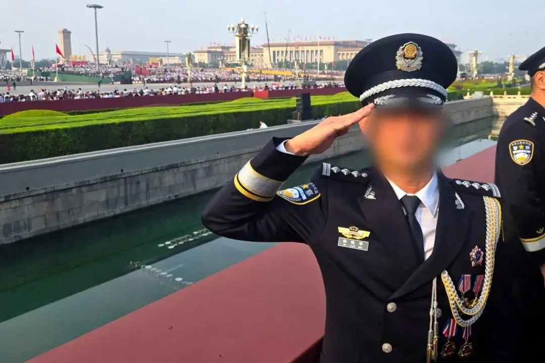 凯狮优配 阅兵现场，他留下一张不能露脸的照片